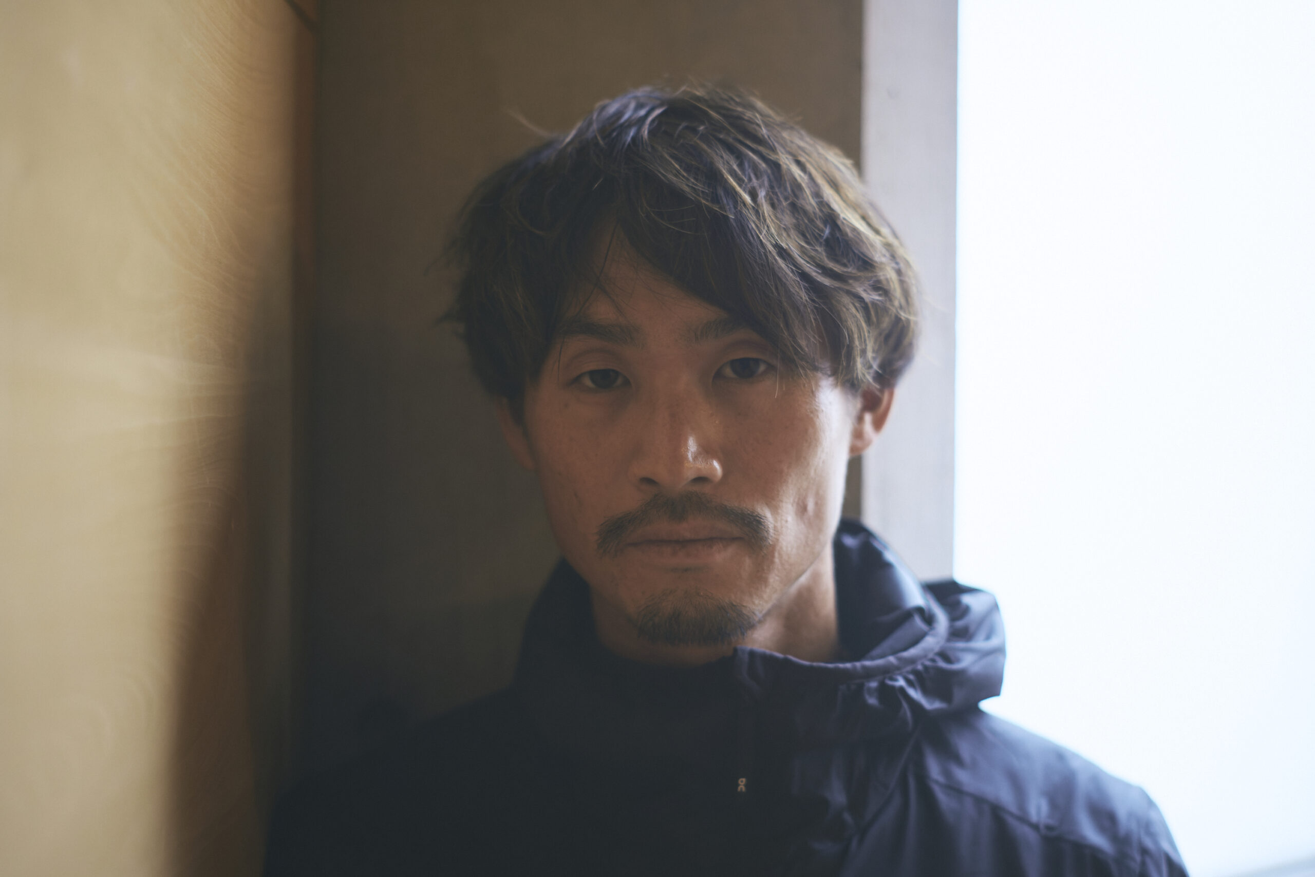 こちらを見つめている横田さんの写真