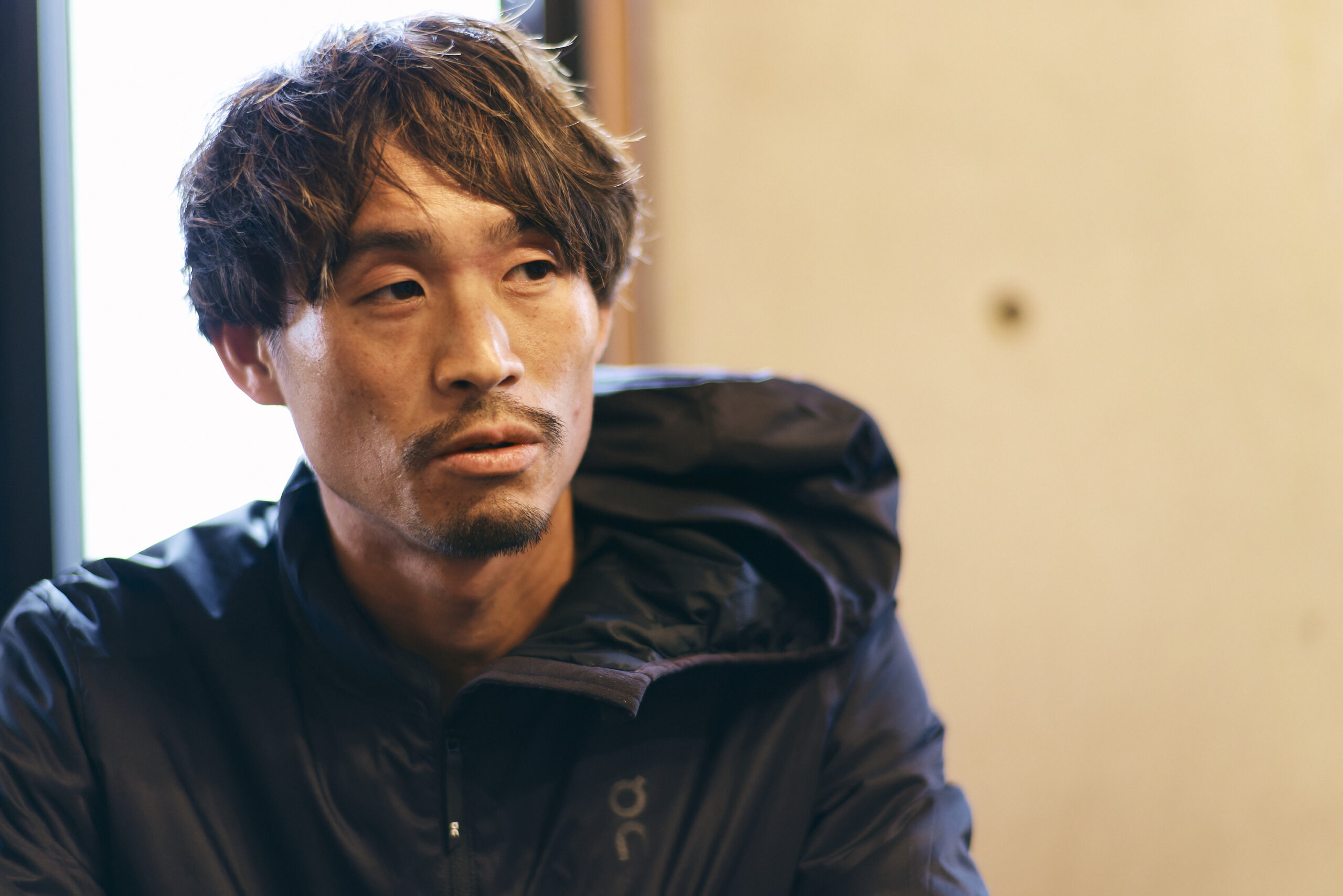 インタビューに応える横田さんの写真
