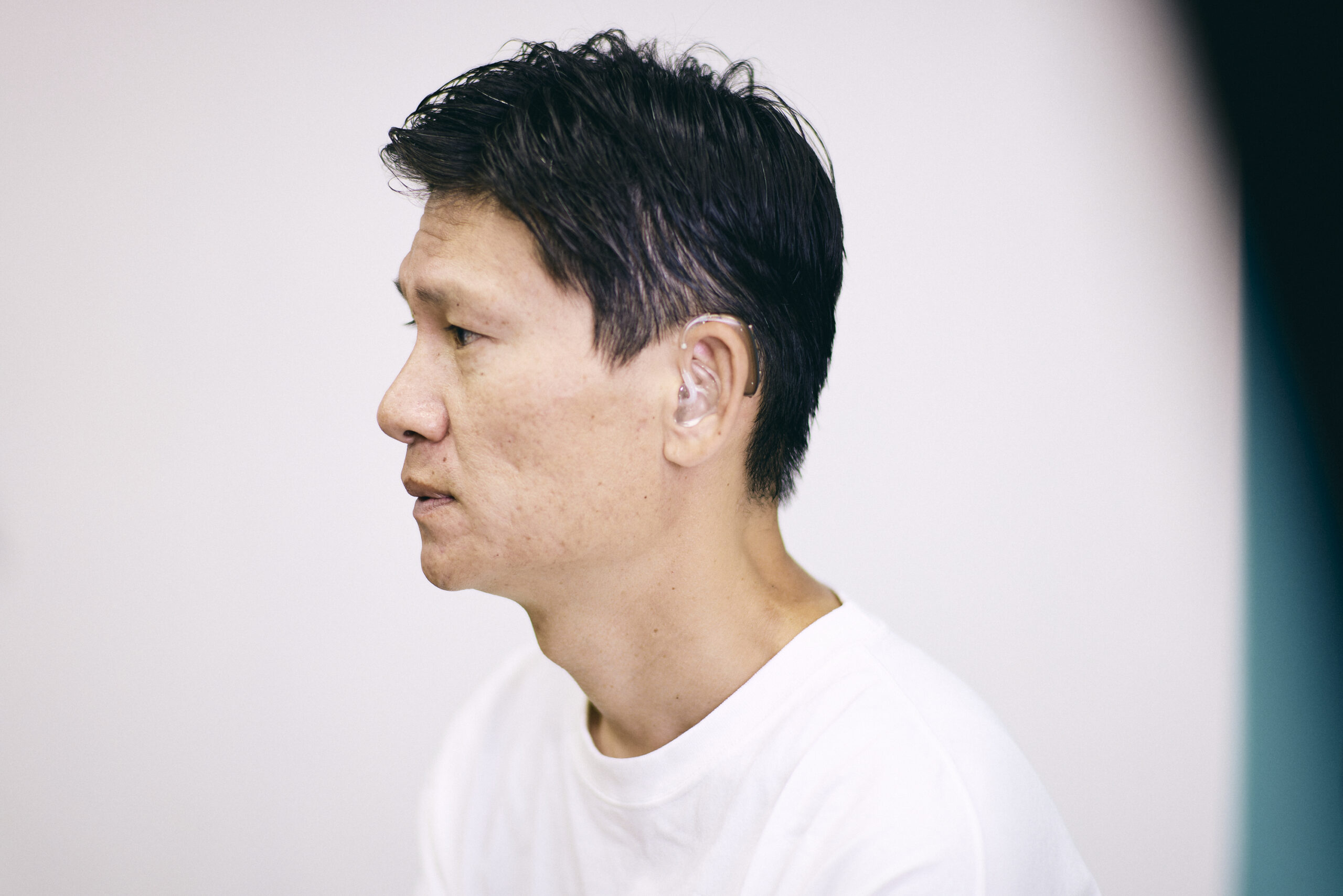 左側から撮影されている植松さんの写真
