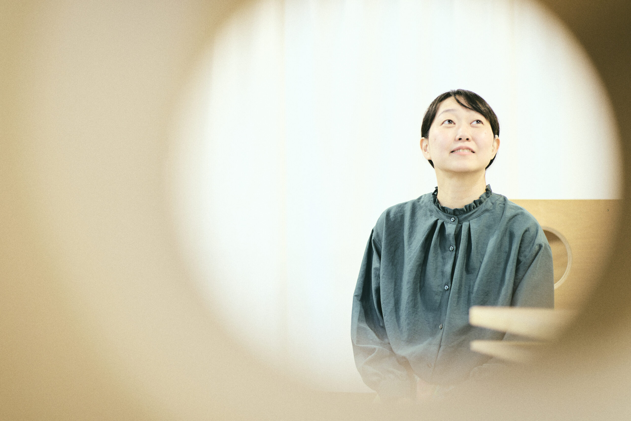 上を見つめている菊永さんの写真