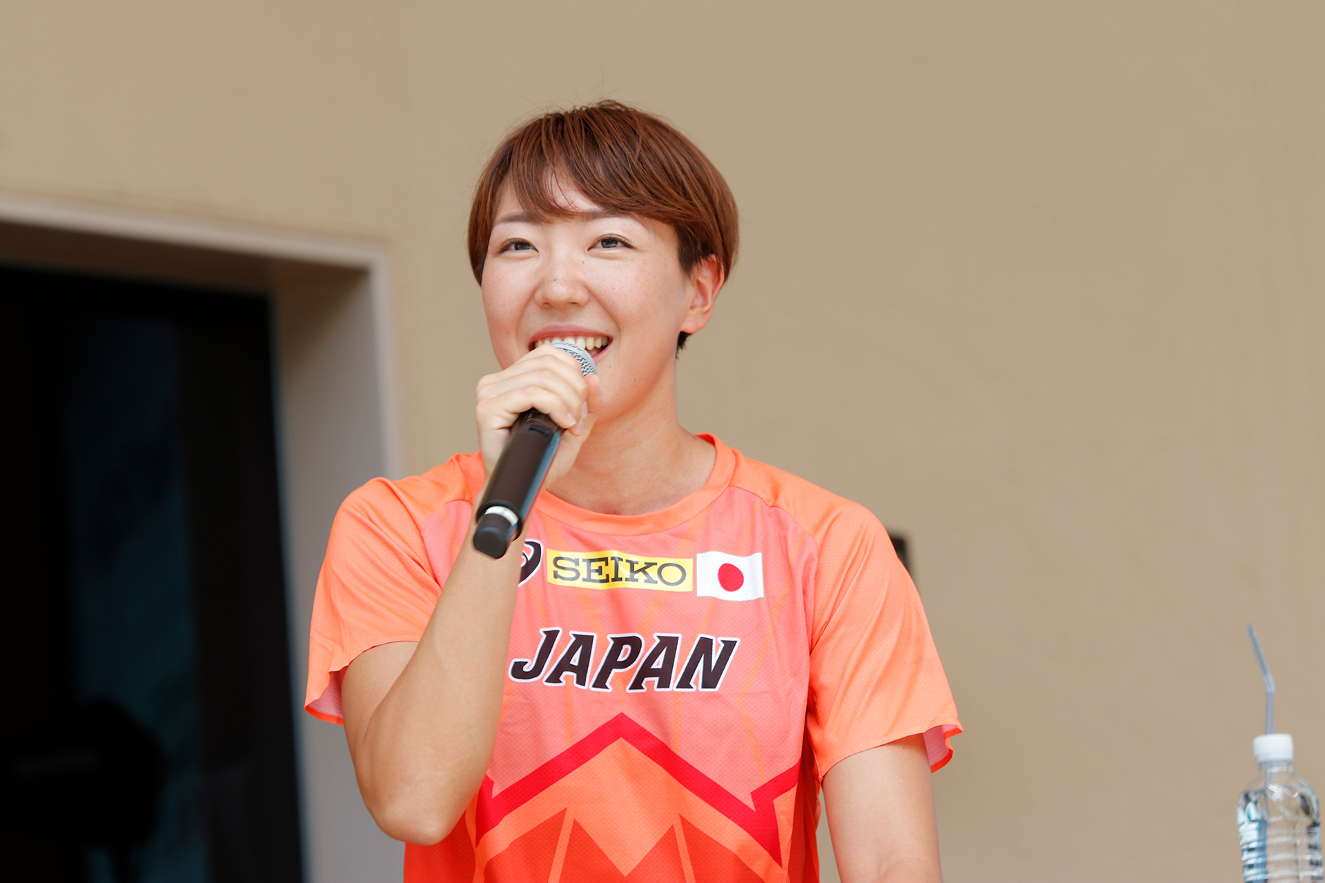 寺田選手がマイクを持って話をしている写真
