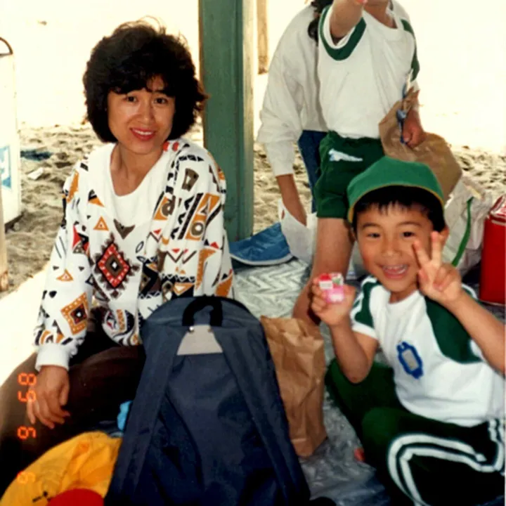 幼少期母親と撮った五十嵐さんの写真