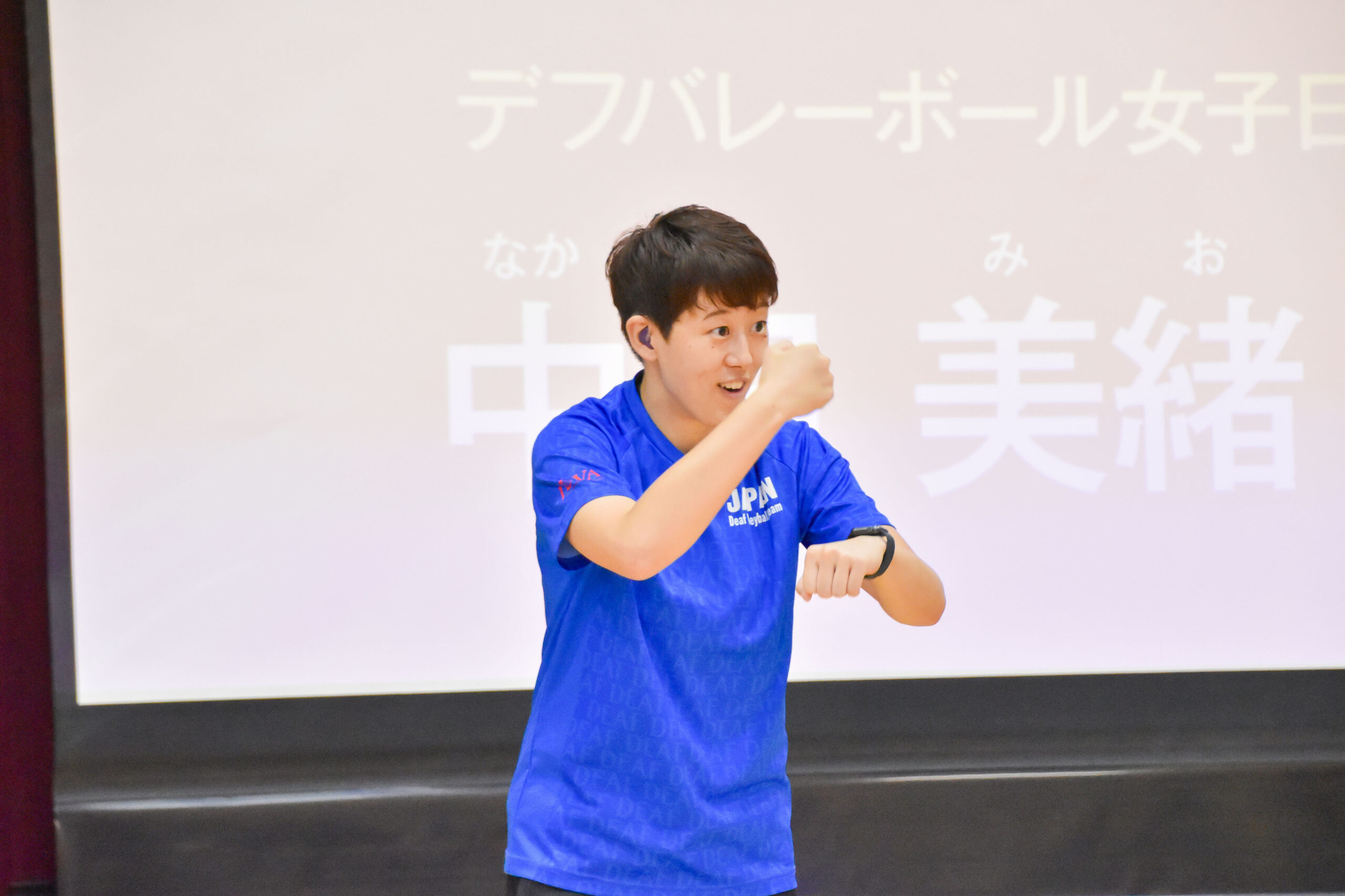 参加者の前で手話で説明している中田選手の写真