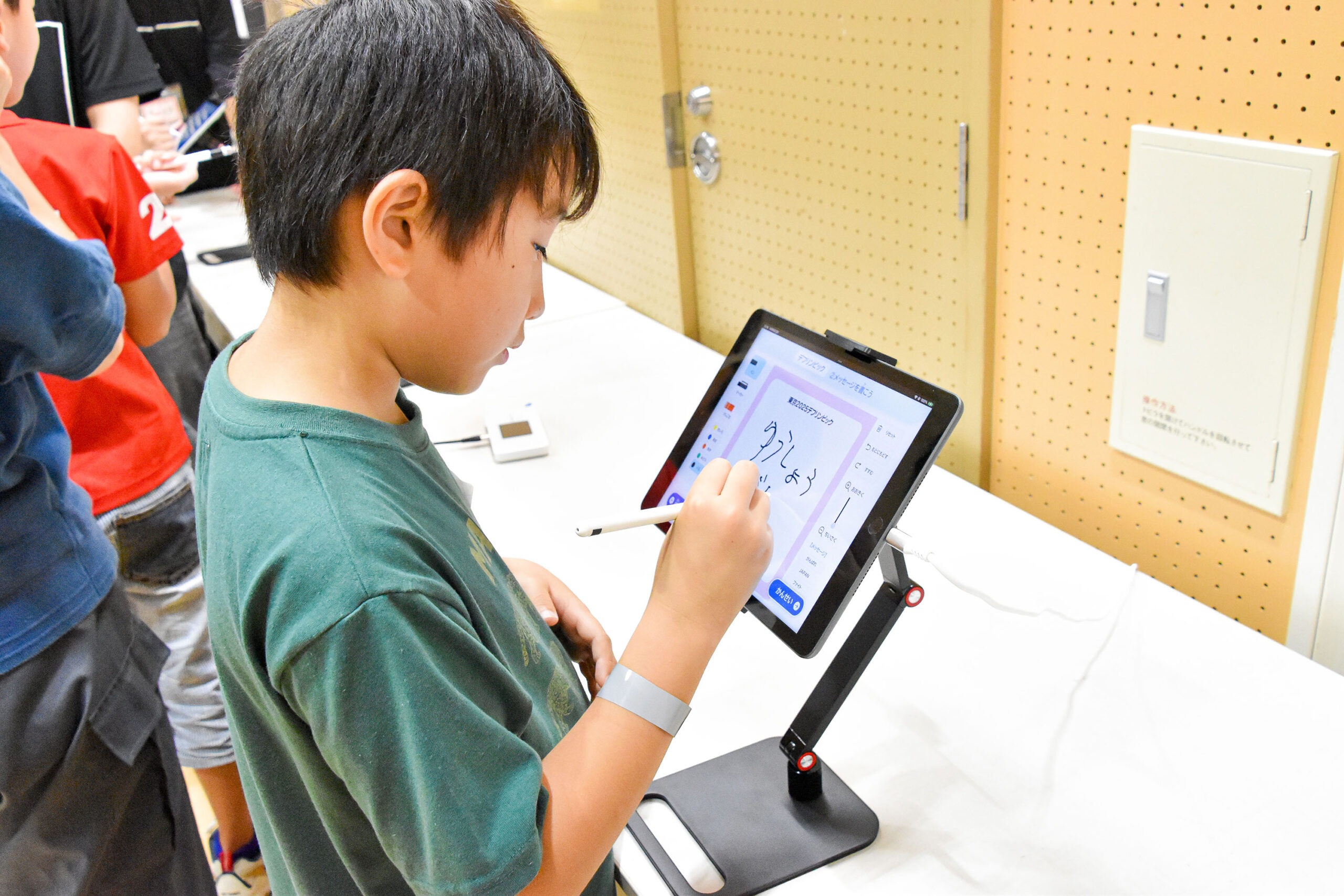 タブレットにメッセージを書いている参加者の写真