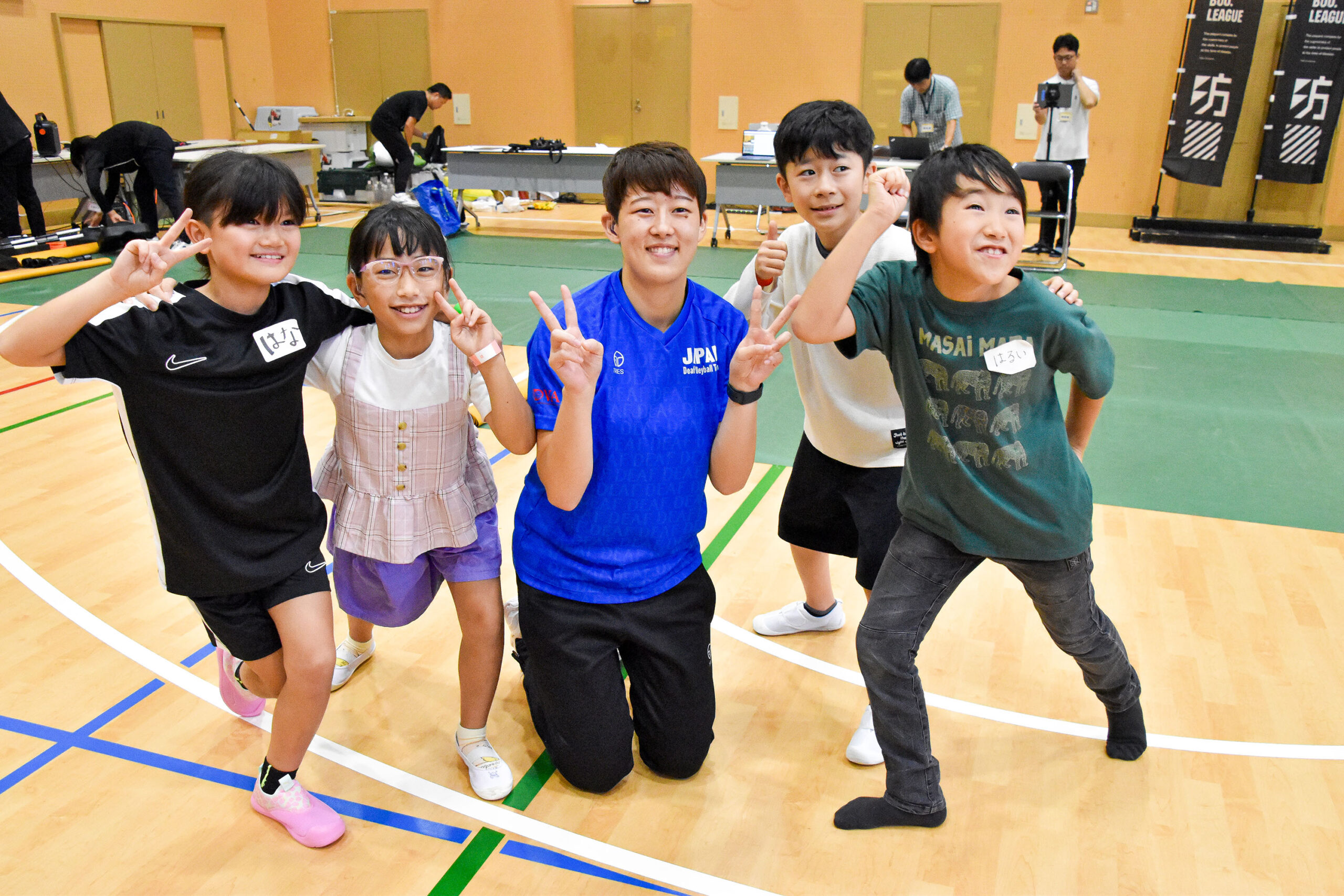 ピースサインをしている中田選手と参加者の写真