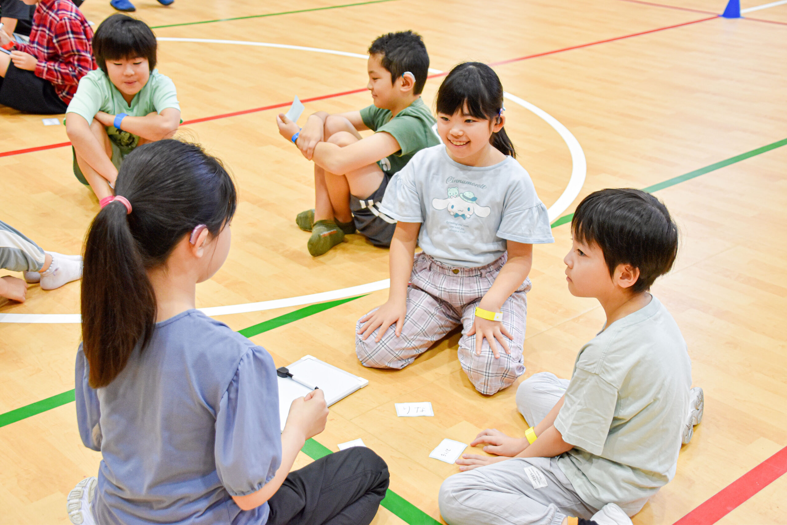 数名の円になって話をしている参加者の写真