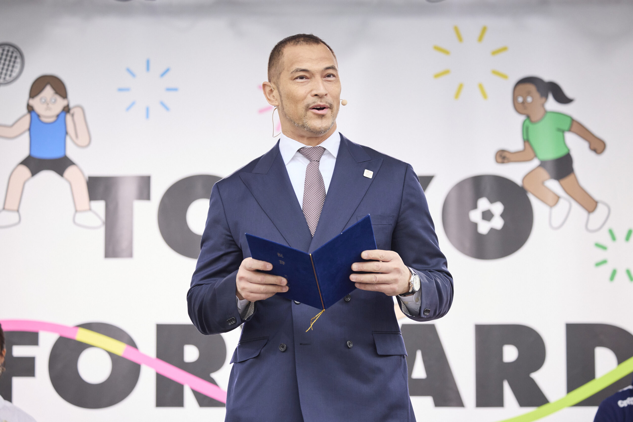 室伏さんが挨拶文を読み上げている写真