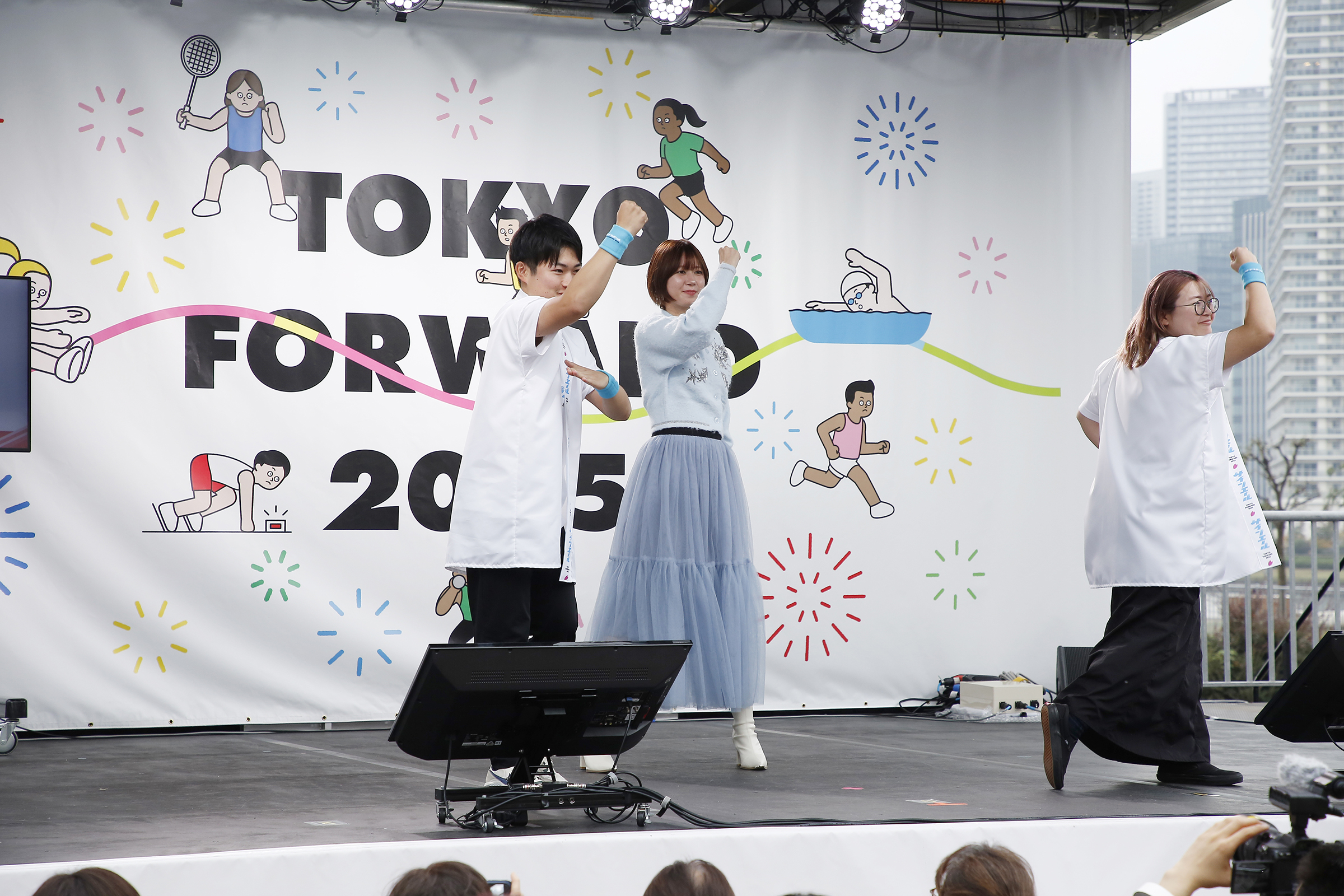 西脇さん、ゆきりぬさん、牧原さんがガッツポーズをして踊っている写真