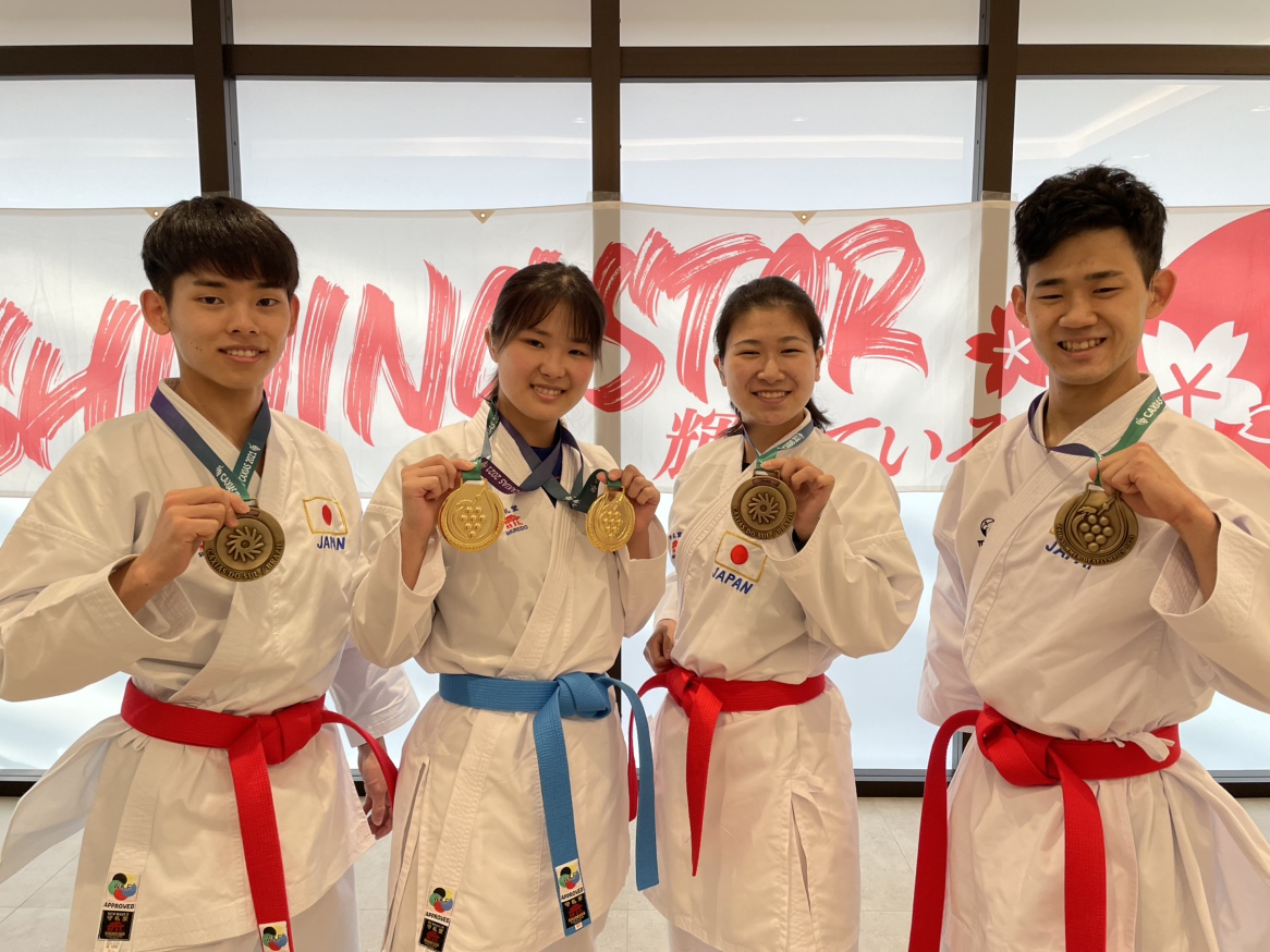 The photo of Ogura pictured with other athletes holding her medal