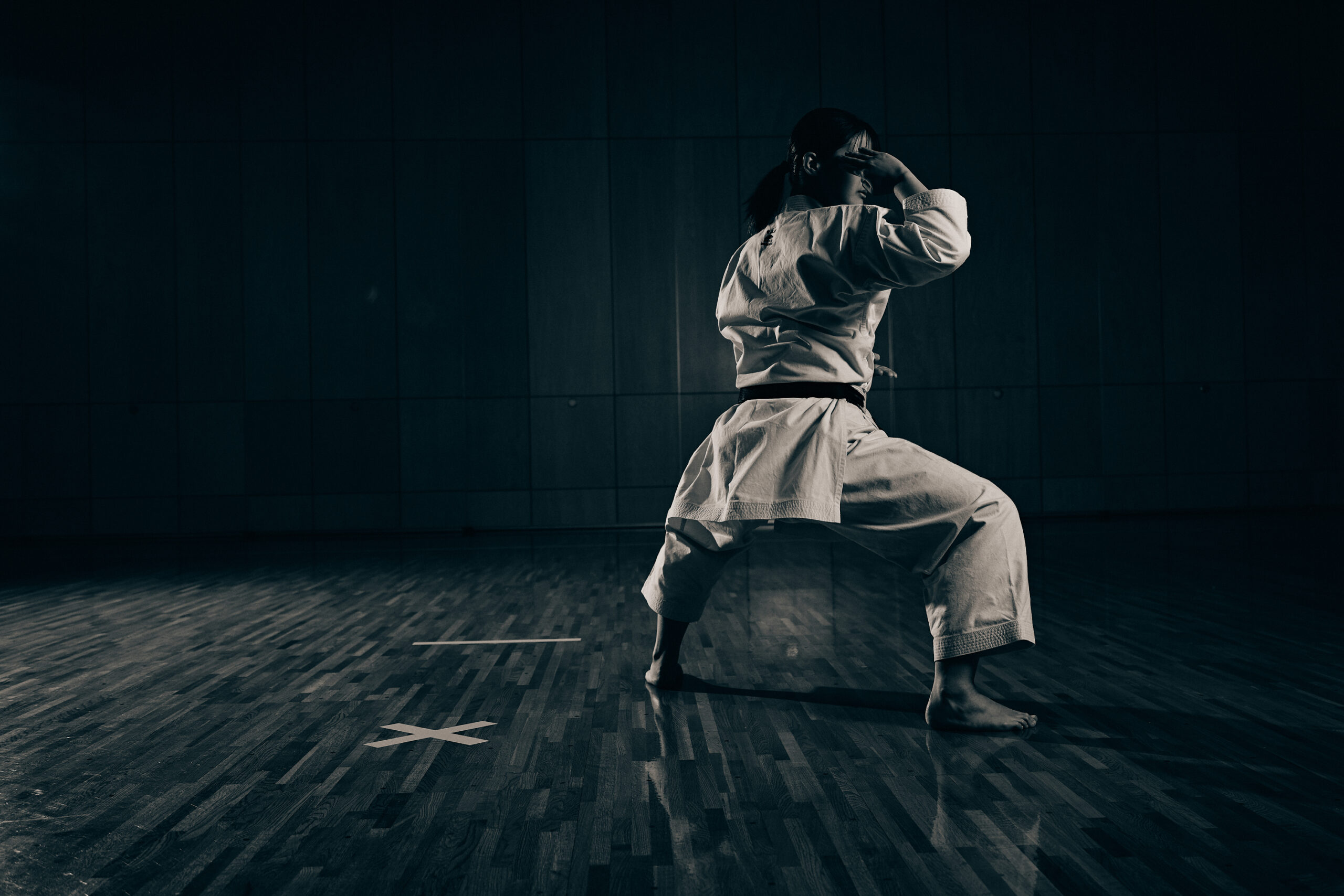 The black and white photo of Ogura playing kata from behind.