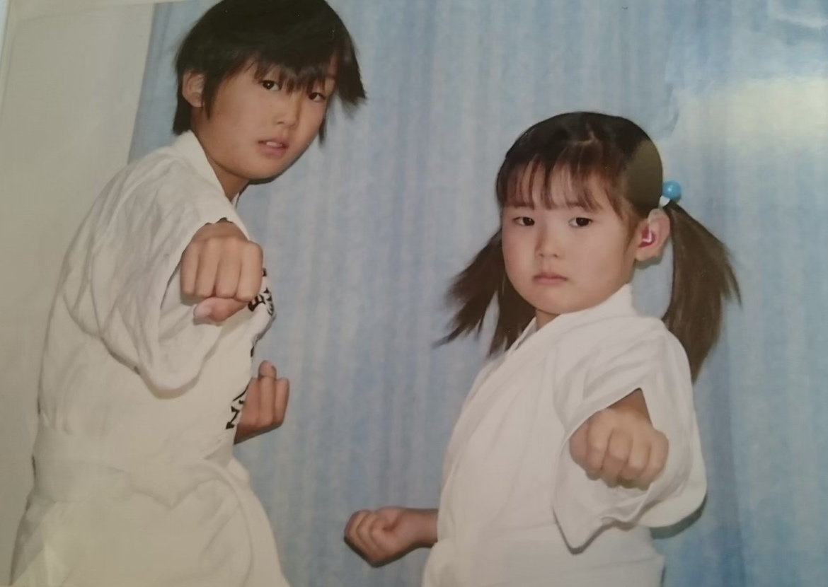 The photo of Ogura in her childhood with her brother in her karate uniform.