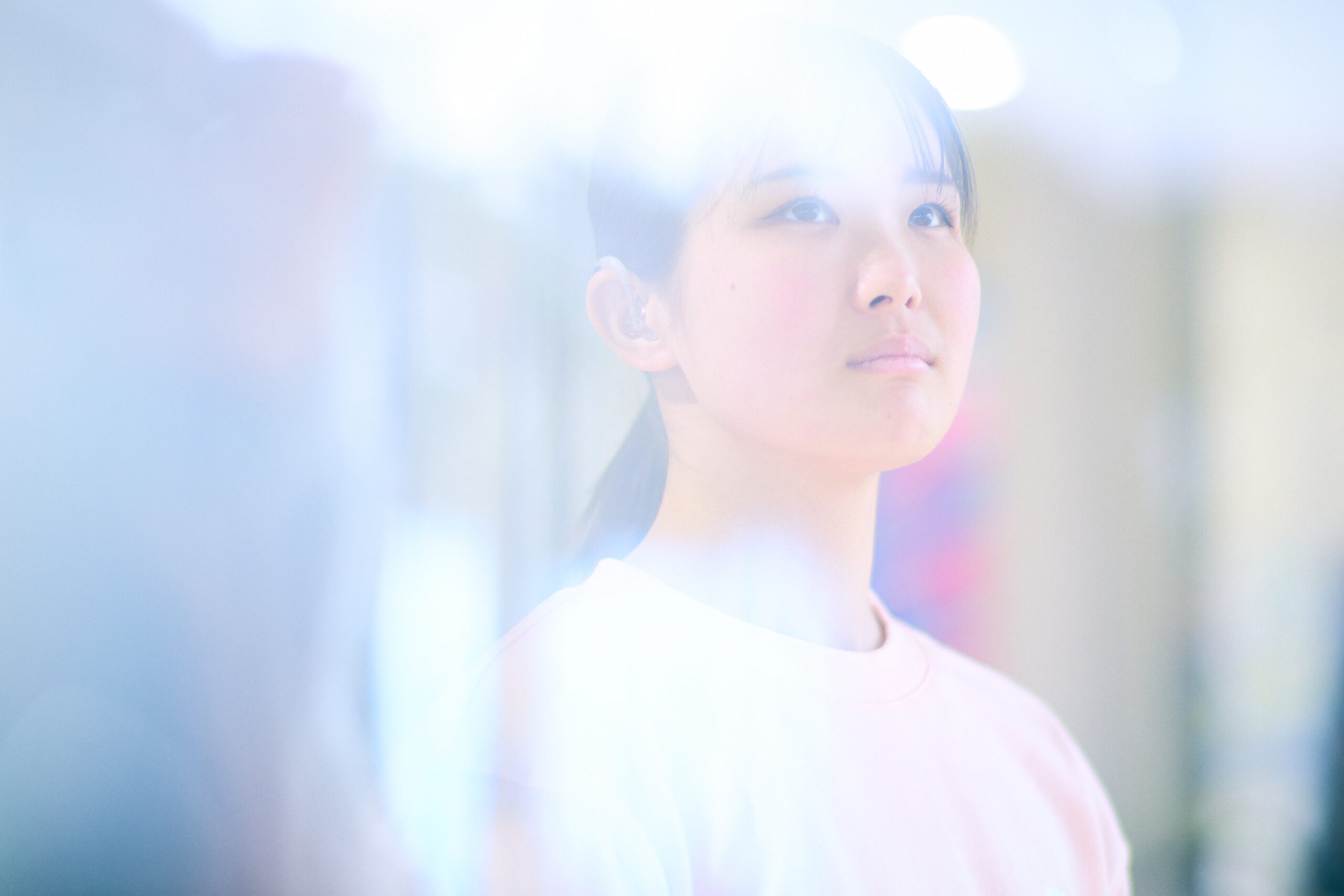 The photo of Ogura staring diagonally upward.