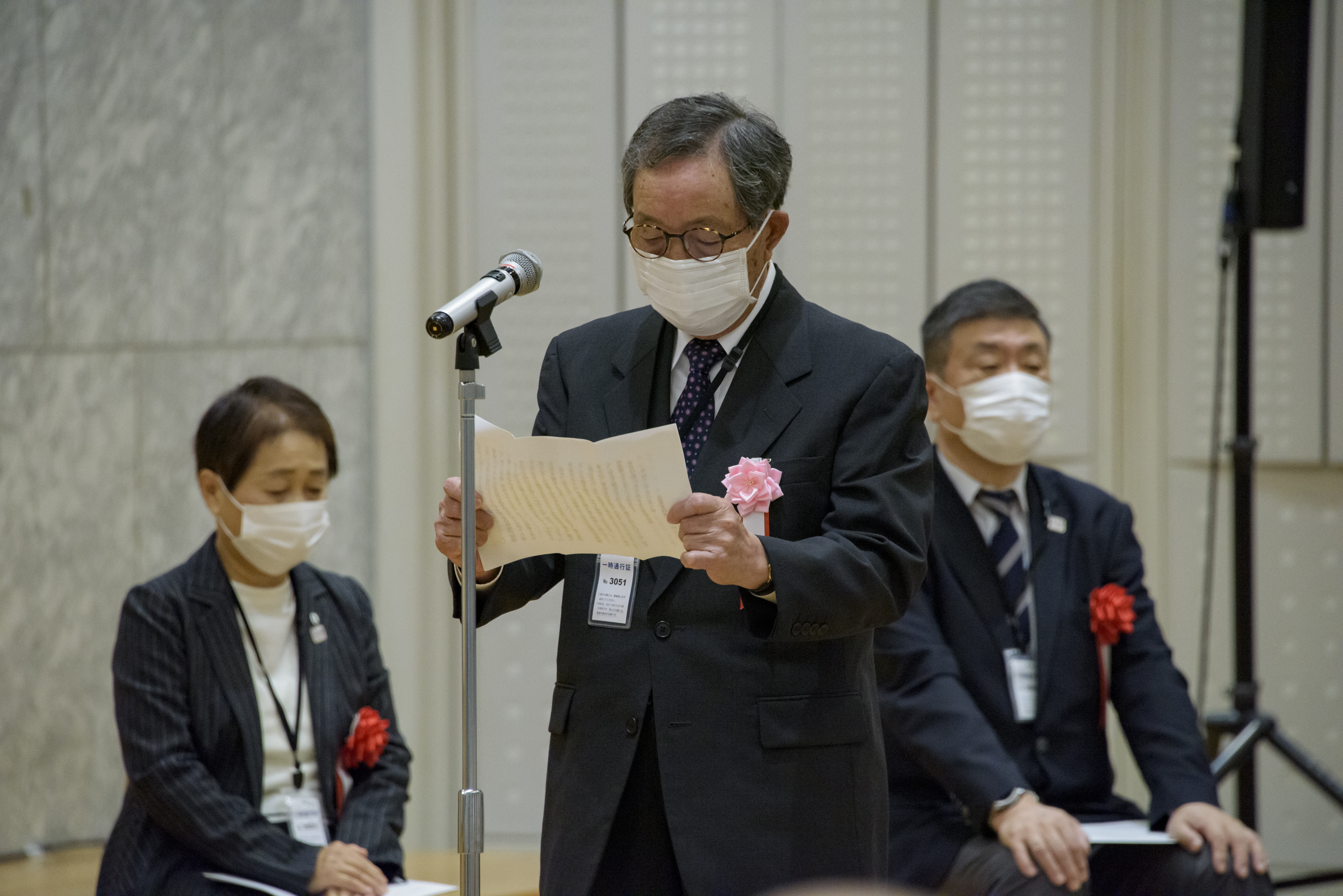 受賞者代表で謝辞を述べる 文京区卓球連盟副会長　小山　一平 氏の写真