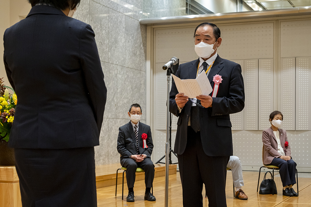 受賞者代表で謝辞を述べる中野区パドルテニス連盟理事長　鈴木　清人 氏