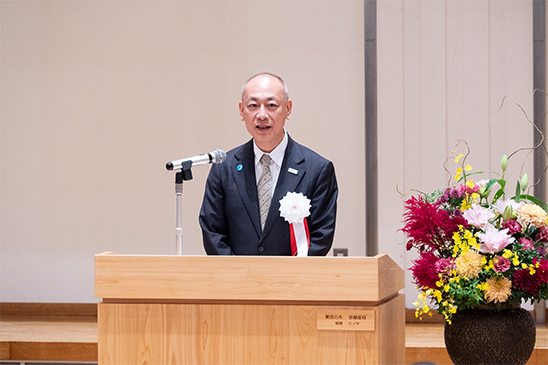 式辞を述べる横山英樹 生活文化スポーツ局長