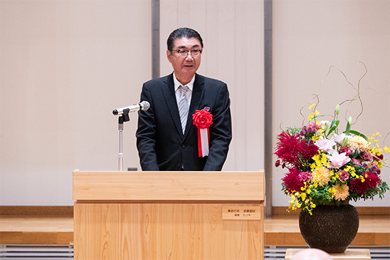 祝辞を述べる（公財）東京都体育協会理事長 兼 （一社）東京都レクリエーション協会会長　塩見清仁 氏