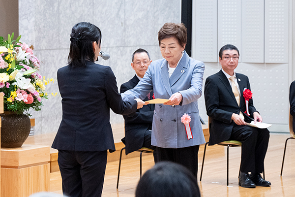 表彰状の贈呈